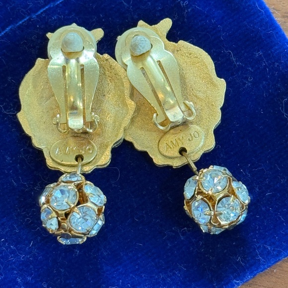 Vintage Amy Jo designer clip on gold & rhinestone dangle earrings - Picture 4 of 4